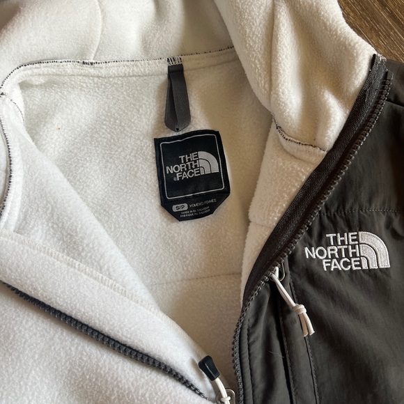 The North Face Black and White Hooded Jacket - Picture 4 of 4